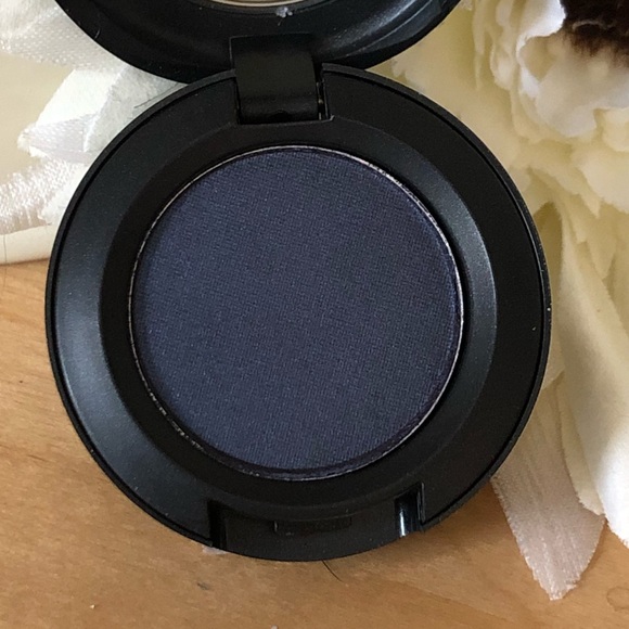 MAC Eyeshadow * Deep Shade - Picture 1 of 3